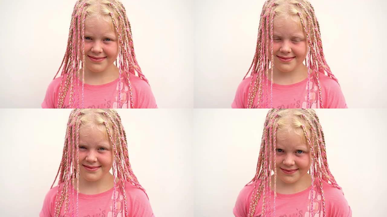 非标准现代外观的美丽浅肤色小女孩的肖像-粉红色的非洲辫子