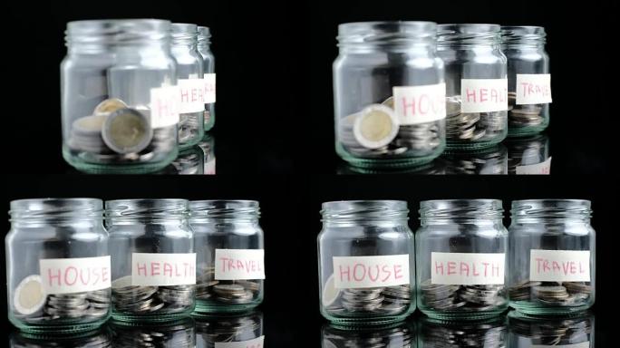 储蓄货币概念。玻璃罐中的钱和文字打开黑色背景。