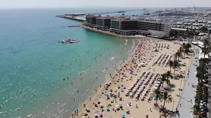 西班牙阿利坎特令人惊叹的沿海海滩的4k航拍画面。西班牙阿利坎特令人惊叹的沿海海滩的4k航拍镜头。