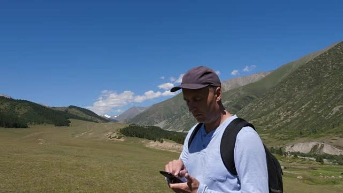 旅游男子使用手机观看地图上远足的地点