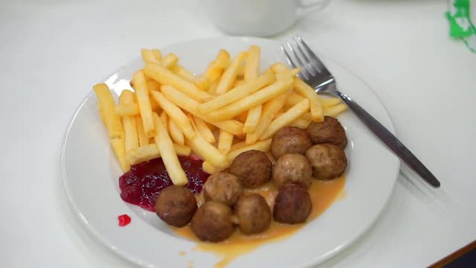 一盘炸薯条和肉丸。咖啡馆里的食物