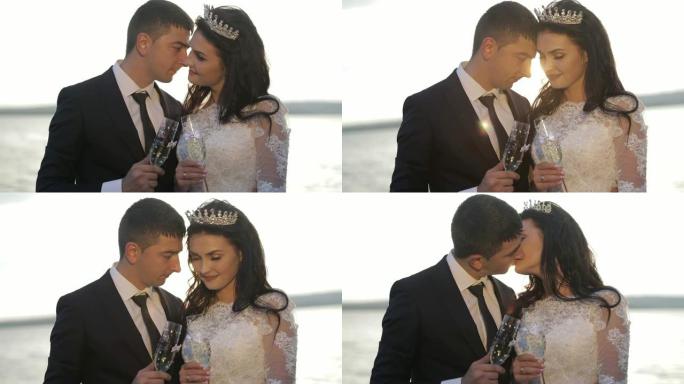 年轻美丽的婚礼情侣一起在海滩上。可爱的新郎和新娘。慢动作