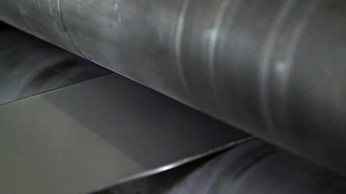 在轧钢机上制造不锈钢带的近距离过程。