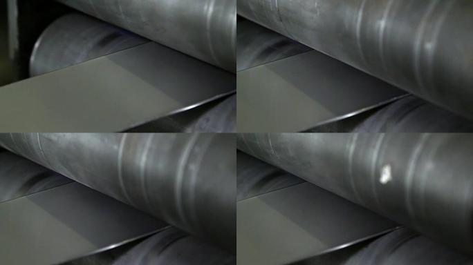 在轧钢机上制造不锈钢带的近距离过程。
