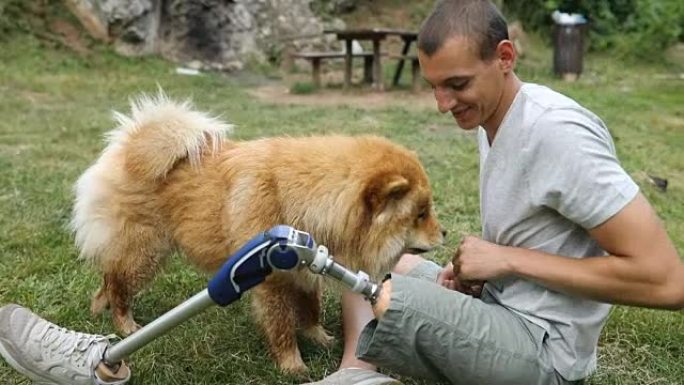 残疾人和狗玩得很开心