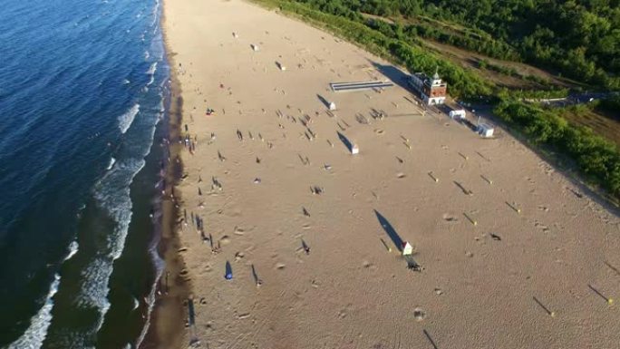 波罗的海沙滩海浪和蓝绿色海水的空中