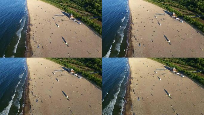 波罗的海沙滩海浪和蓝绿色海水的空中