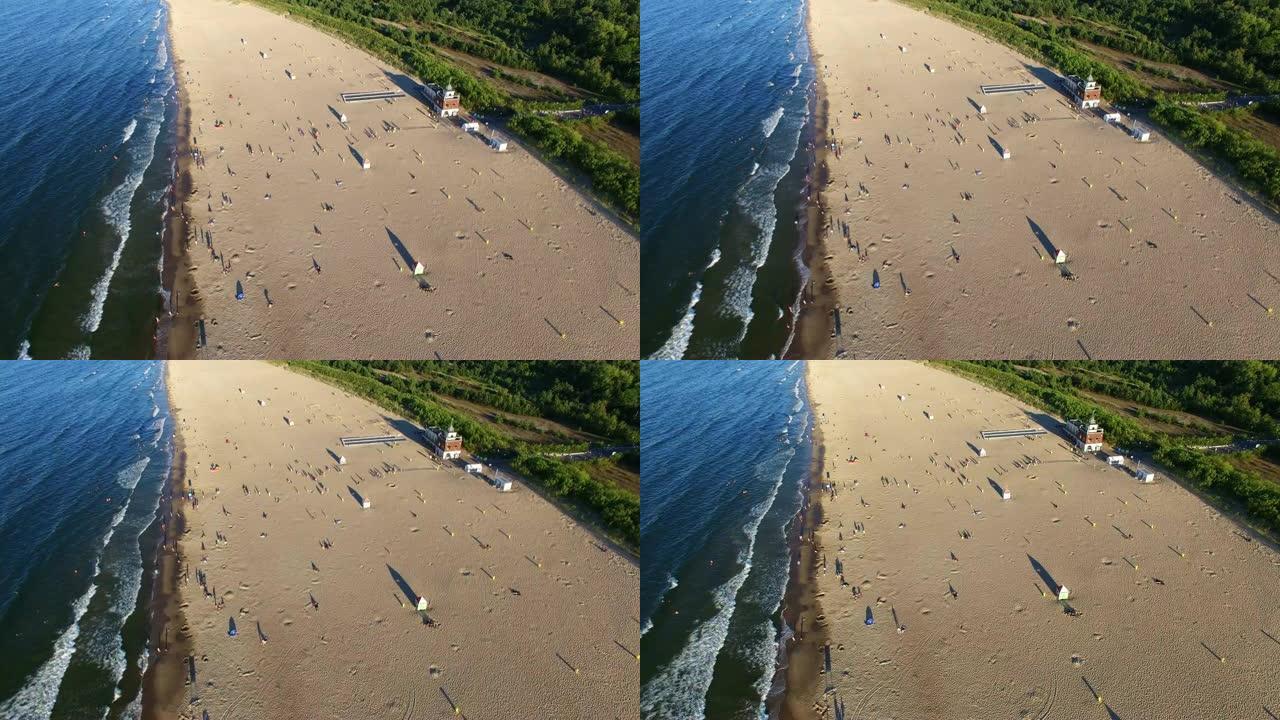 波罗的海沙滩海浪和蓝绿色海水的空中