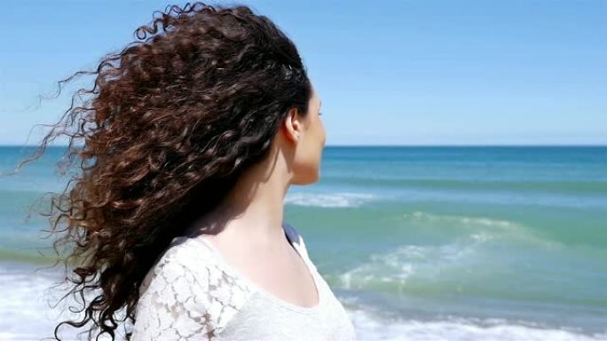 海边美丽卷发的快乐少妇肖像，慢动作