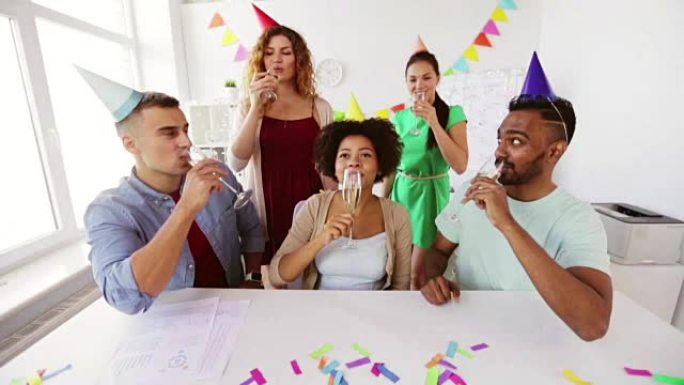 快乐团队在办公室聚会上喝起泡酒