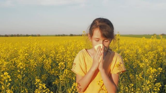 过敏。孩子从花粉中打喷嚏。