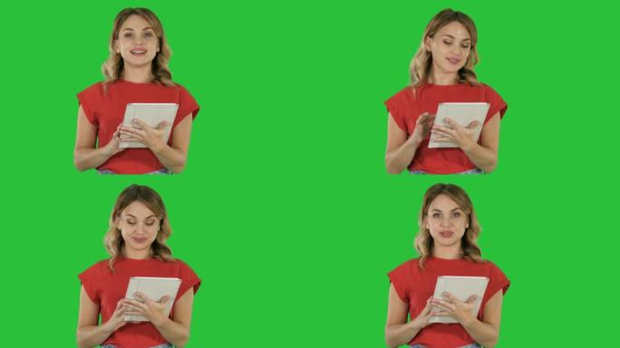 穿着红色t恤的主持人女人拿着平板电脑翻页，在绿色屏幕上对着相机说话，色度键