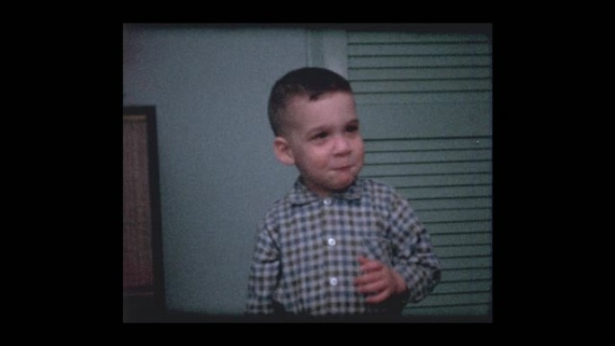 可爱的2岁小男孩的1961肖像为相机制作有趣的面孔