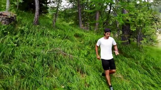 年轻人在森林小径上奔跑，肾上腺素运动，空中射击视频4K