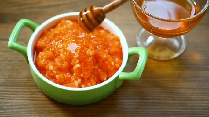 用蜂蜜煮甜南瓜粥放在桌子上的盘子里