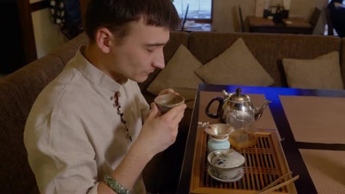 茶大师品尝日本传统制作的绿茶和嗅觉风味