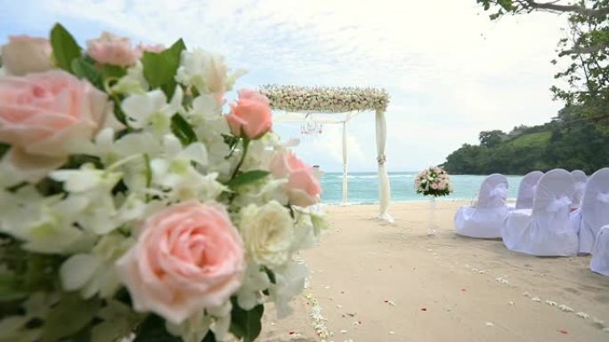 美丽的婚礼在海上举行。