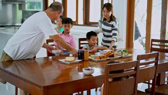 准备早餐的亚洲家庭