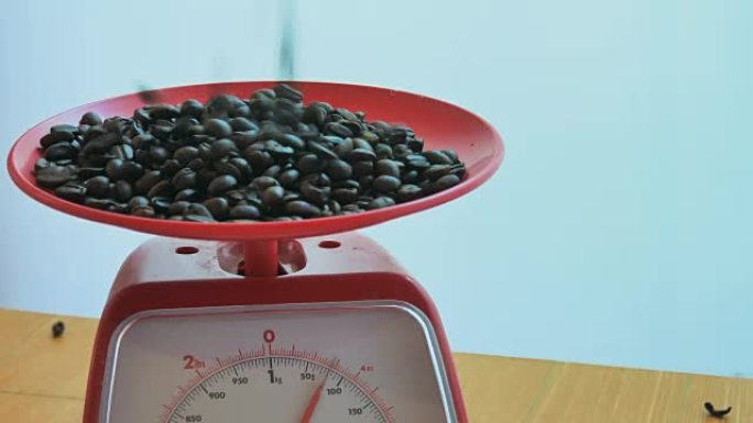 用红色秤称量咖啡豆。