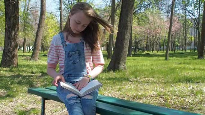 一个女孩正在公园看书
