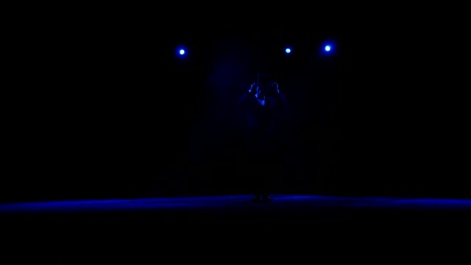 舞台上的魔术师从黑暗中出现