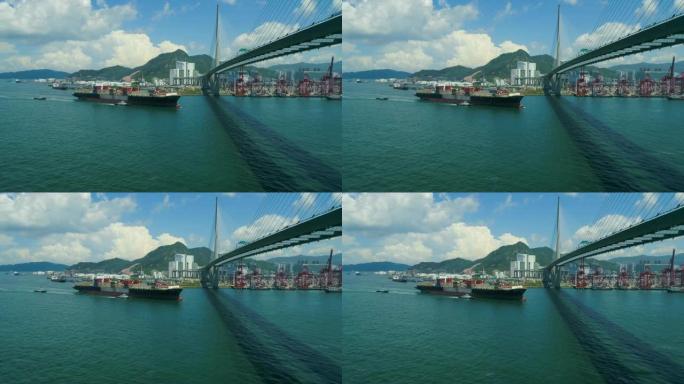 进入香港货柜码头的货柜船