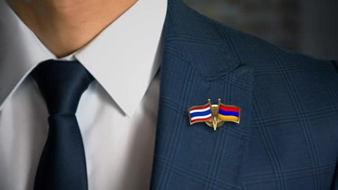 商人带着朋友国旗走向相机泰国-亚美尼亚