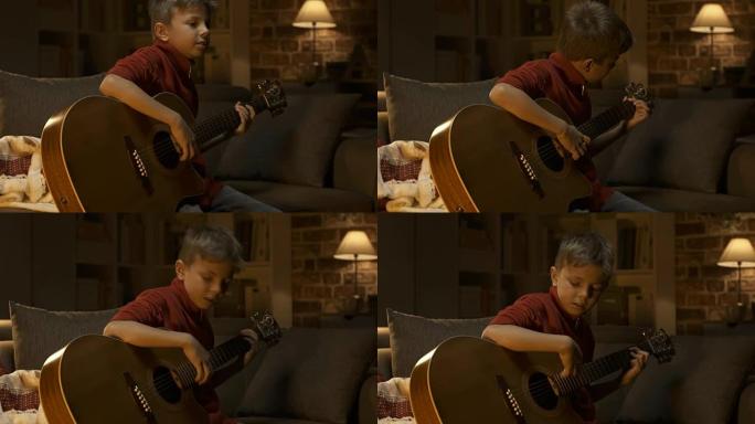 可爱的小男孩在家弹吉他