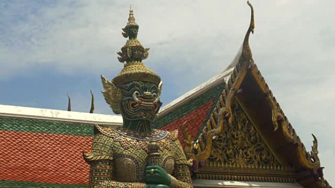 曼谷wat phra kaew的绿色恶魔雕像的特写