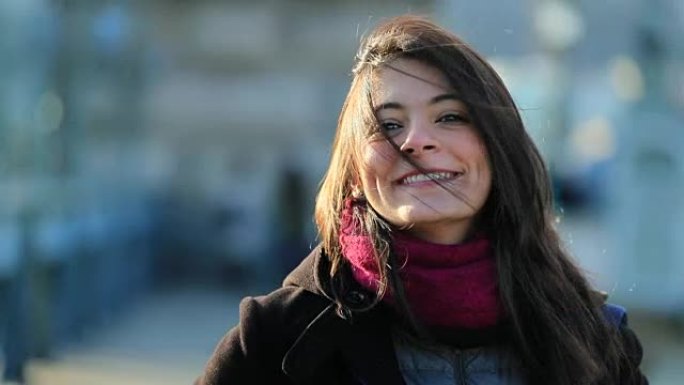 快乐热情的30岁年轻女子对着镜头微笑的肖像