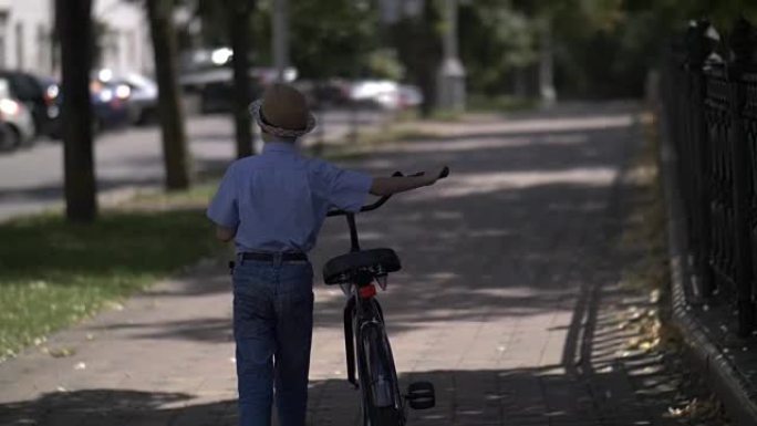 男孩在城里骑自行车走路