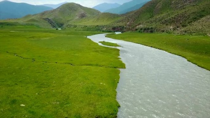 卡尔达莫山口Ak-kya-Kazarman下坡或水平道路。吉尔吉斯斯坦靠近卡扎曼的山脉。吉尔吉斯斯坦