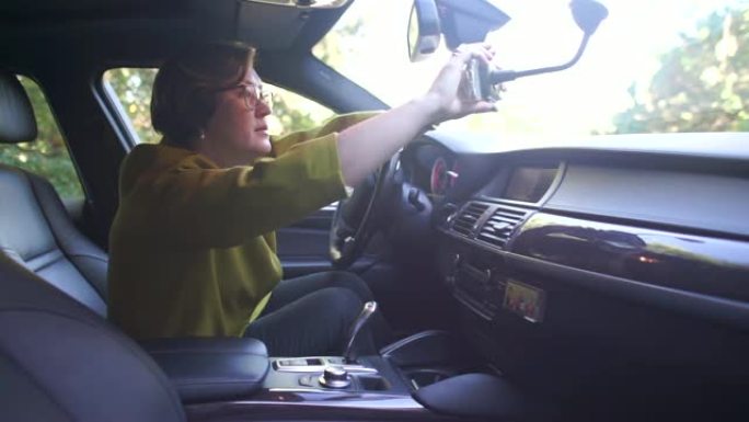 车里的女人把手机放在支架上