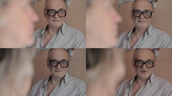 老人和家人在家