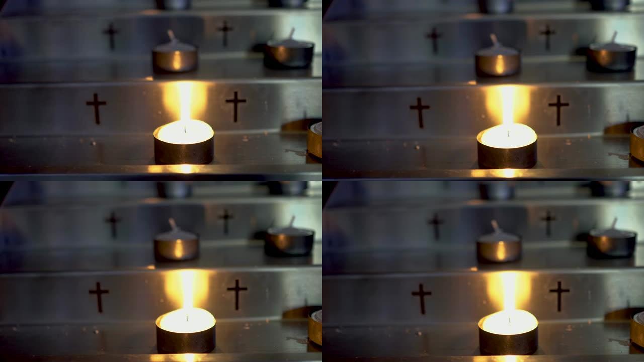 教堂里有蜡烛的金属烛台。