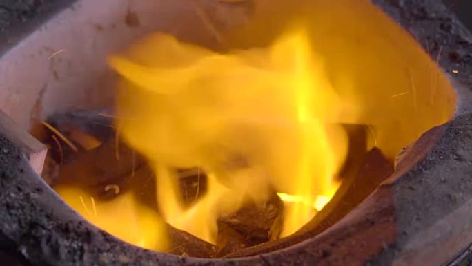 炉子里燃烧的煤混合在一起，形成炽热的灰尘。慢动作。