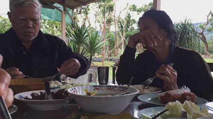 亚洲老年夫妇年老男女吃午餐