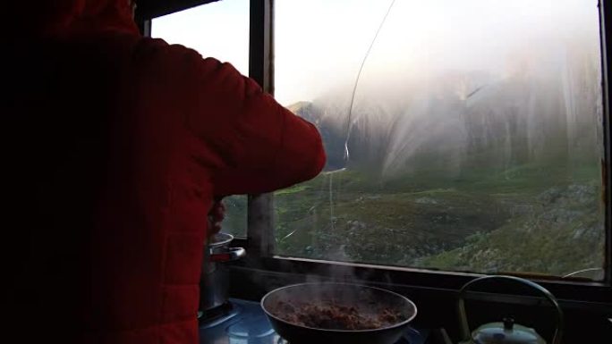 在山间小屋准备食物