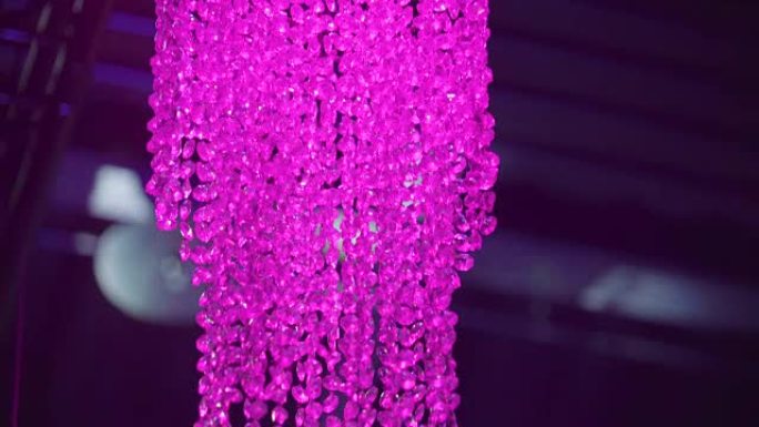 里面天花板上的紫色吊灯
