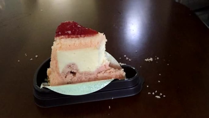 特写吃草莓芝士蛋糕