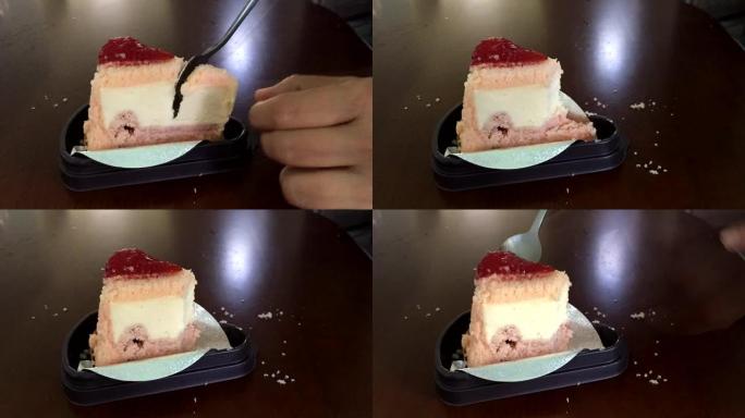 特写吃草莓芝士蛋糕