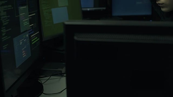 黑客在黑暗的地下室与他的计算机连接