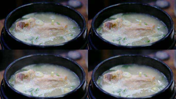 韩国人参鸡汤 (Samgyetang)