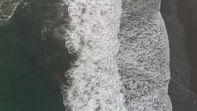 印尼沙滩上泡沫波破裂的无人机镜头