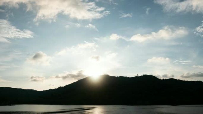 4k-时间流逝美丽的自然阳光日出或日落天空和云在泰国普吉岛热带雨林上快速移动