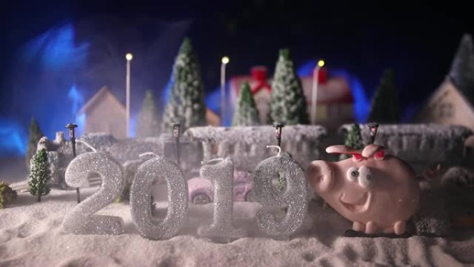 冬季场景的缩影，圣诞房屋，火车站，树木被雪覆盖。夜晚的场景。新年或圣诞节概念。选择性聚焦