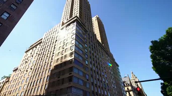 空中无人机拍摄了纽约市曼哈顿的经典摩天大楼街道