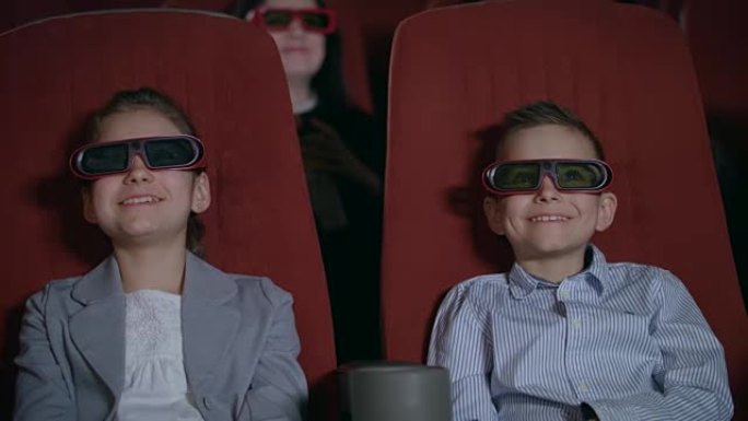 兴奋的孩子在3D电影院看卡通。童年概念