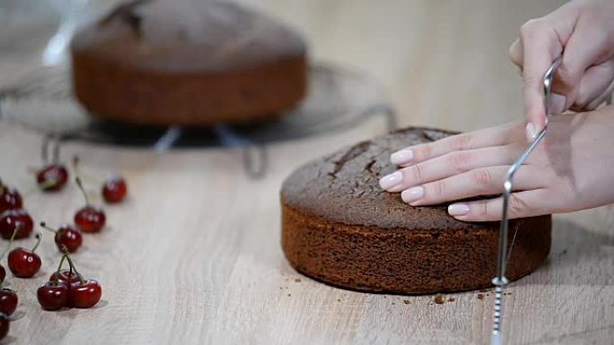 分层切蛋糕。制作巧克力蛋糕。