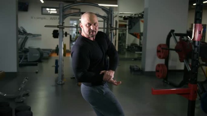 成人健美运动员在4k慢镜头上展示肌肉